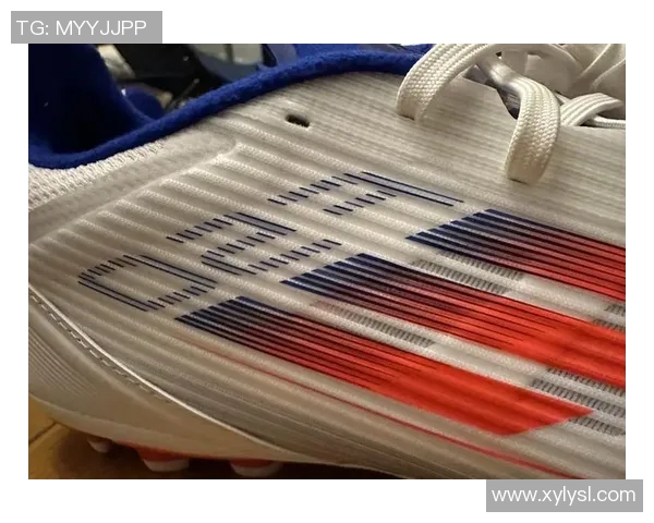 中端足球鞋助力球星赛场表现 实力与性价比兼备的最佳选择