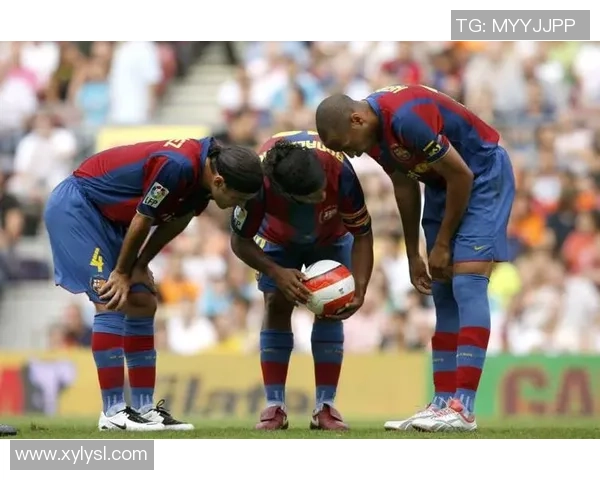 双手叉腰足球球星展现坚韧精神与独特魅力引领赛场风云