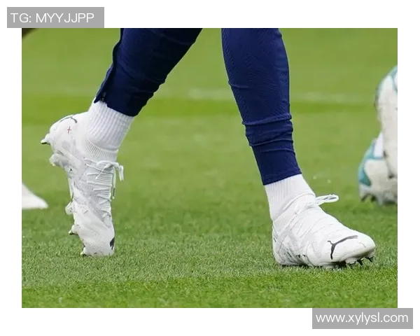 各大足球明星上脚球鞋推荐与搭配技巧解析